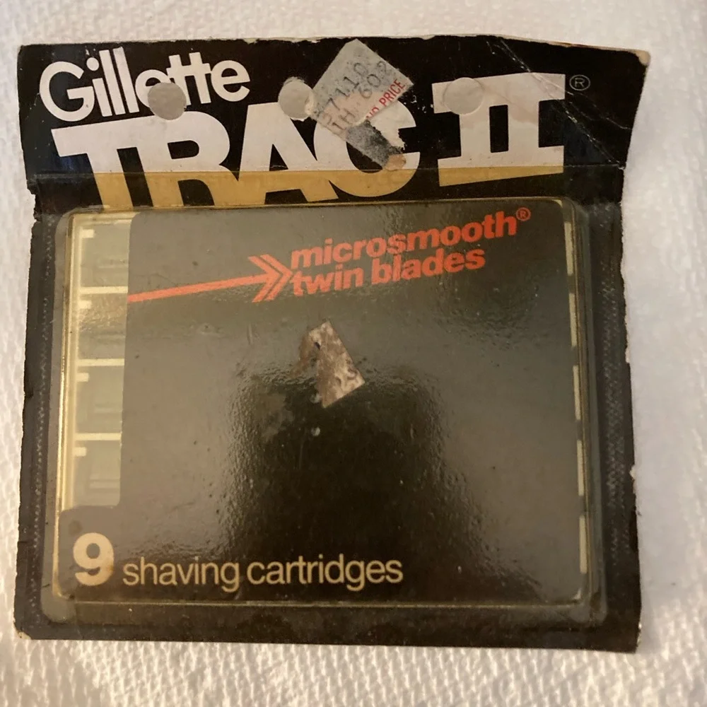 NEW IN ORIGINAL SEALED PACKAGE Razors Gillette TRAC II 9 RAZORS Twin Blade
